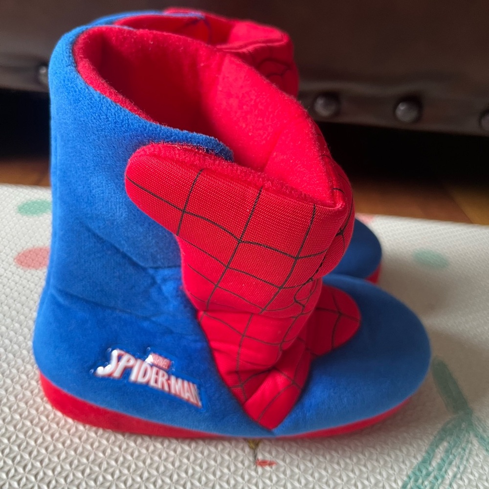 MARVEL SPIDERMAN BOOT SLIPPERS KIDS SIZE M 9/10 RED, BLUE, BLACK - Picture 4 of 7